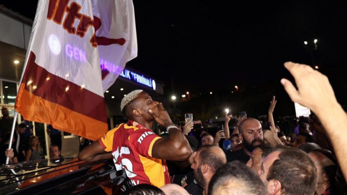 Osimhen with Galatasaray fans